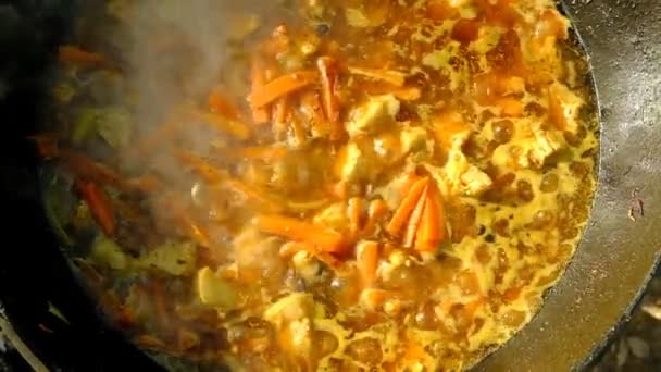 Cocinar Plato Nacional Uzbeko Pilaf Caldero Hierro Fundido Soporte Fuego — Vídeos de Stock