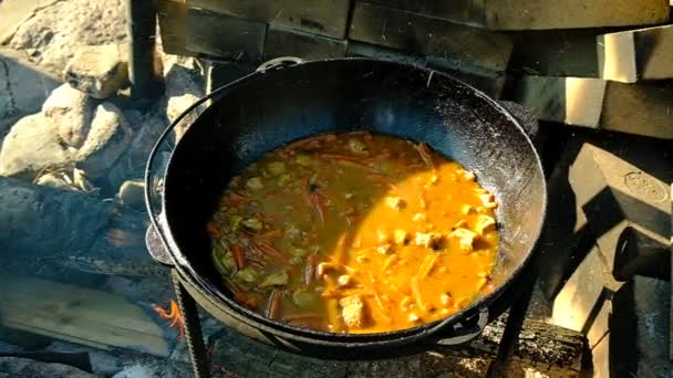 Kochen Des Usbekischen Nationalgerichts Pilaf Kessel Aus Gusseisen Auf Einem — Stockvideo