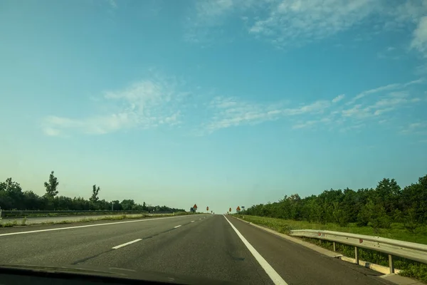 Asfalterad Motorväg Dimman Utsikt Över Vägen Genom Vindrutan Bilen Höghastighetsspår — Stockfoto