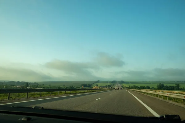 Autopista Asfalto Niebla Vista Carretera Través Del Parabrisas Del Coche — Foto de Stock