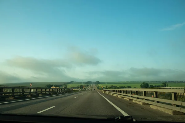 Autopista Asfalto Niebla Vista Carretera Través Del Parabrisas Del Coche — Foto de Stock