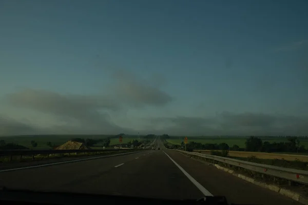 Autopista Asfalto Niebla Vista Carretera Través Del Parabrisas Del Coche — Foto de Stock