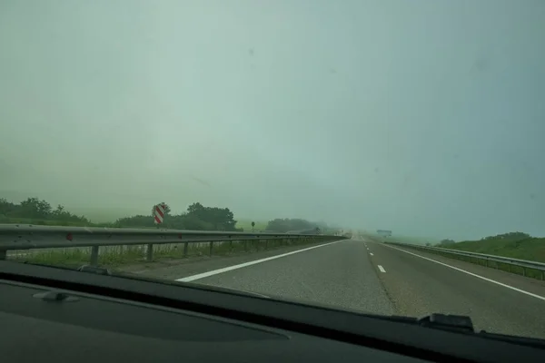 Autopista Asfalto Niebla Vista Carretera Través Del Parabrisas Del Coche — Foto de Stock