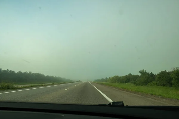 Autopista Asfalto Niebla Vista Carretera Través Del Parabrisas Del Coche — Foto de Stock