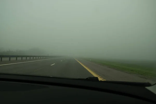 Strada Asfaltata Nella Nebbia Vista Della Strada Attraverso Parabrezza Della — Foto Stock