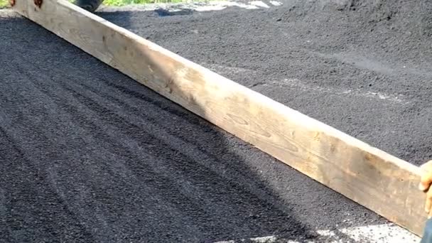 Arbeiter Verlegen Heißen Asphalt Schwarze Asphaltkrümel Einem Haufen Das Material — Stockvideo