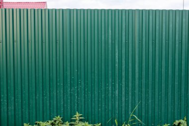 Profilli metal çitler. levha metal. Bir evin çitleri, bir yapı. Metal kapılar. Bölgesel koruma. İyi günler. Sonbahar. Rusya.