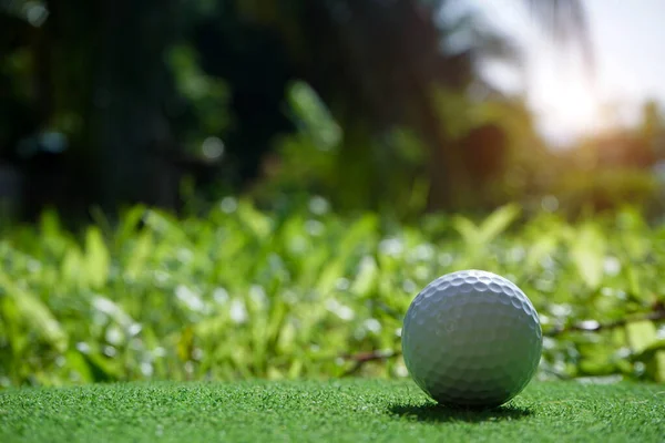 Golfballen Golfbaan Met Golfclubs Klaar Voor Golf Eerste Kort Ochtend — Stockfoto