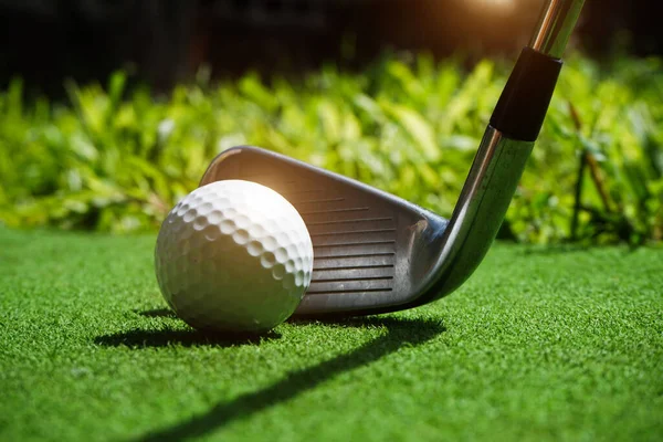 高尔夫球场上的高尔夫球用高尔夫球杆准备高尔夫球 在第一短的时间内 阳光明媚 世界各地的人都在节假日里进行体育活动 — 图库照片