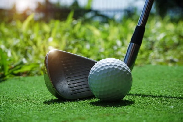 Golfbälle Auf Dem Golfplatz Mit Golfschlägern Die Der Ersten Runde — Stockfoto