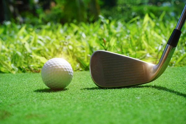 Golfballen Golfbaan Met Golfclubs Klaar Voor Golf Eerste Kort Ochtend — Stockfoto