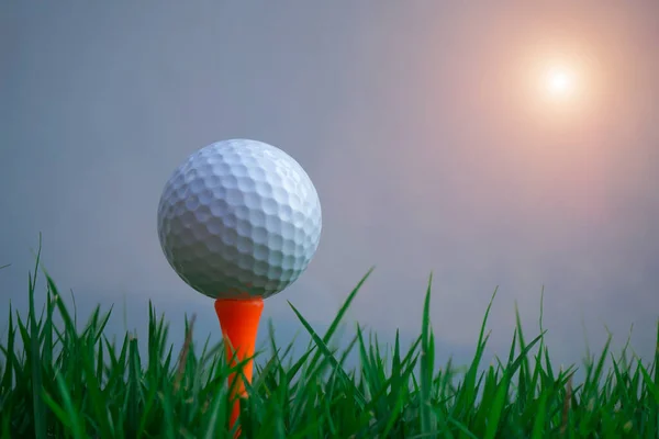 Golf Boll Tee Vacker Golfbana Vid Solnedgången Bakgrund — Stockfoto