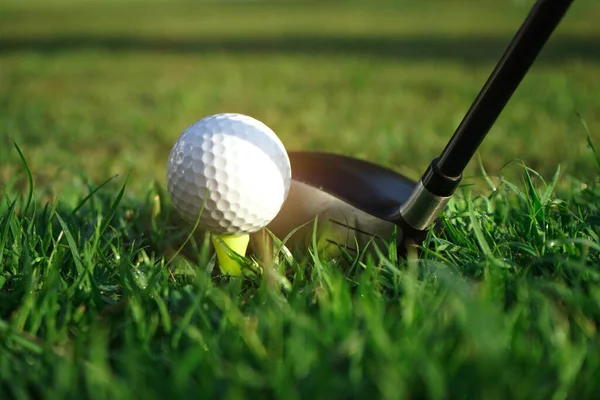 日没と芝生のフィールドでゴルフクラブやゴルフボールを閉じます タイのゴルフ場でゴルフボールを閉じる — ストック写真