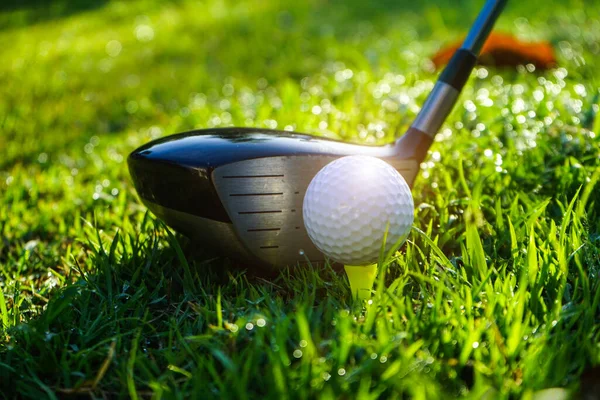 Golfütő Golflabda Közeledik Füves Mezőn Naplementével Golflabda Közeli Golfpályák Thaiföldön — Stock Fotó