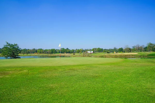 Schöner Golfplatz Einem Sonnigen Tag Hintergrund Abendgolfplatz Hat Sonnenlicht Golfplatz — Stockfoto