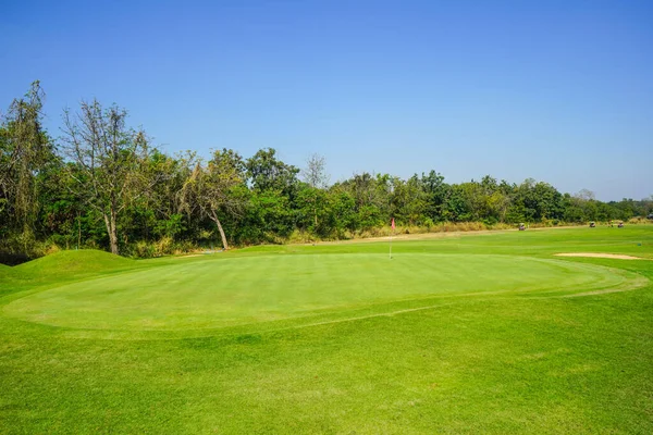 Schöner Golfplatz Einem Sonnigen Tag Hintergrund Abendgolfplatz Hat Sonnenlicht Golfplatz — Stockfoto