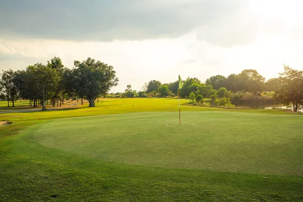 Piękne Pole Golfowe Słoneczny Dzień Tło Wieczorem Pole Golfowe Światło — Zdjęcie stockowe