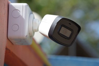 Kirli güvenlik kameraları saçağa mal hırsızlığını tespit etmek için yerleştirilmiş. CCTV güvenlik kamerası açık havada..                                