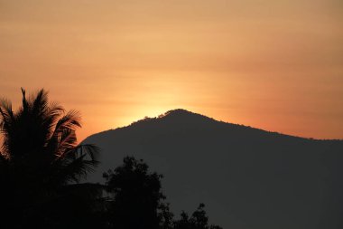 Kışın altın sabah gökyüzü, sisli yüksek dağ arkaplanı. Siluet tepeler ve sisli sabahlar Chaiyaphum, Tayland 'da.                               