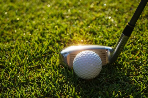 緑の芝生の中でゴルフクラブやボール ゴルフクラブとゴルフコース上のゴルフボールは最初の短いゴルフのために準備ができて 朝には美しい太陽の光で — ストック写真