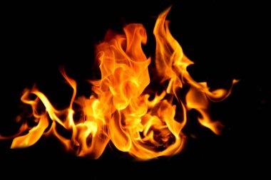 Siyah arka planda yangın alevleri. Doğal ormandaki yangın, alevler ve kıvılcımlar arka planda karanlık bir arka planda Yakıt / Işıklar.