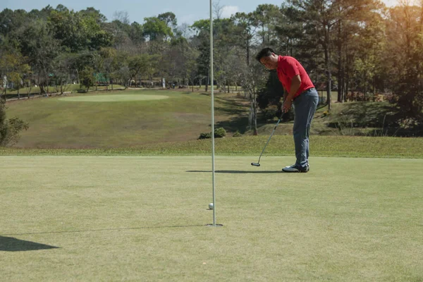 Golfista Borroso Jugando Golf Campo Golf Por Noche Hora Puesta —  Fotos de Stock