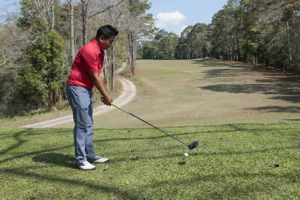 Homályos Golfozó Golfozik Esti Golfpályán Napnyugtakor Este Egy Férfi Golfozik — Stock Fotó