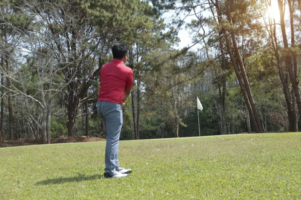 Golfista Desfocado Jogando Golfe Campo Golfe Noite Pôr Sol Hora — Fotografia de Stock