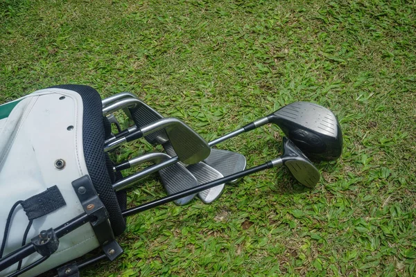 Yeşile Yakın Eski Golf Çantaları Yeşil Alan Arka Planında Golf — Stok fotoğraf