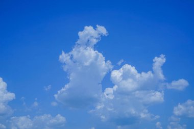 Bulutlu mavi gökyüzü arkaplanı. Güzel beyaz bulutlar mavi gökyüzüne karşı.                               