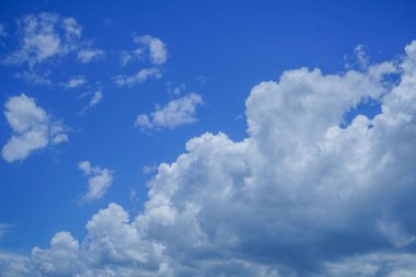 Bulutlu mavi gökyüzü arkaplanı. Güzel beyaz bulutlar mavi gökyüzüne karşı.                               