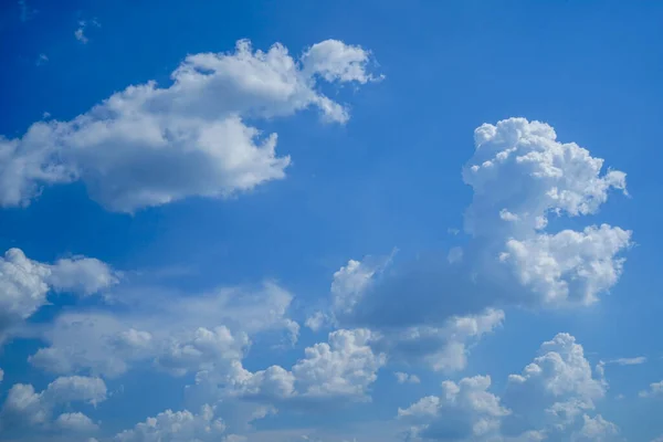 Fundo Céu Azul Com Nuvens Lindas Nuvens Brancas Contra Céu — Fotografia de Stock