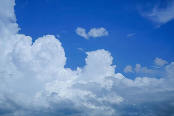 Fundo Céu Azul Com Nuvens Lindas Nuvens Brancas Contra Céu — Fotografia de Stock