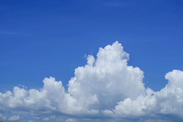 Fundo Céu Azul Com Nuvens Lindas Nuvens Brancas Contra Céu — Fotografia de Stock