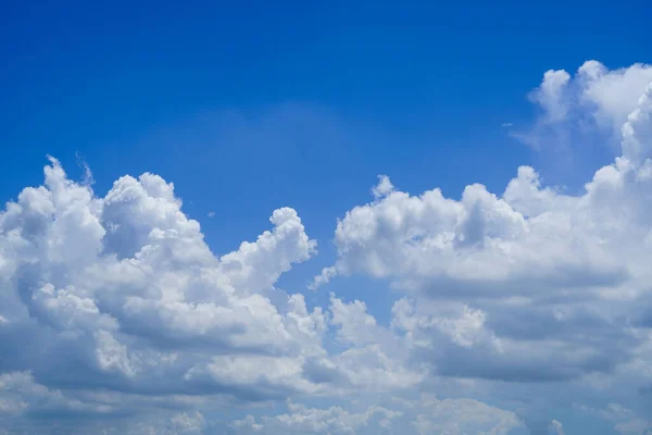 Fundo Céu Azul Com Nuvens Lindas Nuvens Brancas Contra Céu — Fotografia de Stock