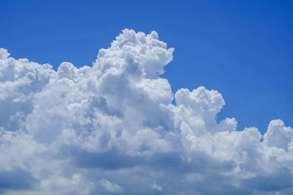 Fundo Céu Azul Com Nuvens Lindas Nuvens Brancas Contra Céu — Fotografia de Stock