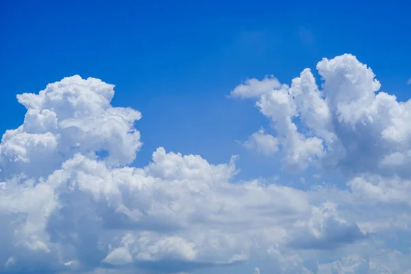 Fundo Céu Azul Com Nuvens Lindas Nuvens Brancas Contra Céu — Fotografia de Stock