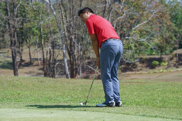 Golfer Παίζουν Γκολφ Παιχνίδι Και Χτύπημα Πάει Στο Πράσινο Γρασίδι — Φωτογραφία Αρχείου