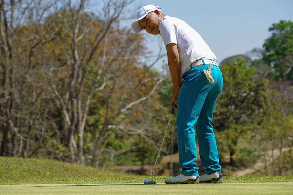 Golfer Spielen Golf Abend Auf Dem Golfplatz Golfer Schlägt Golfball — Stockfoto