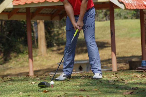 Golfare Spelar Spel Golf Och Slå Grönt Gräs Berg Bakgrund — Stockfoto