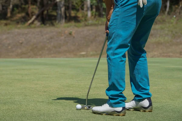 Golfare Lägger Golf Kvällens Golfbana Baklänges Golfare Slår Golfboll Sport — Stockfoto