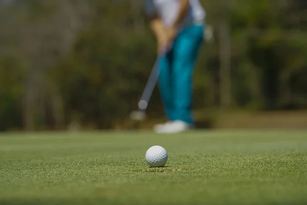 Golfista Desfocado Jogando Golfe Campo Golfe Noite Pôr Sol Hora — Fotografia de Stock