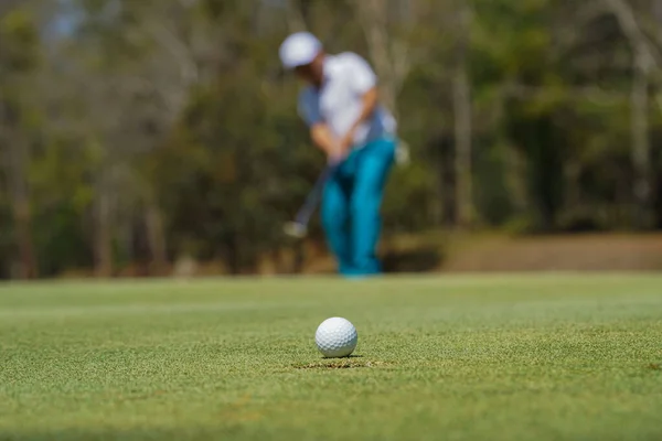 Golfista Desfocado Jogando Golfe Campo Golfe Noite Pôr Sol Hora — Fotografia de Stock