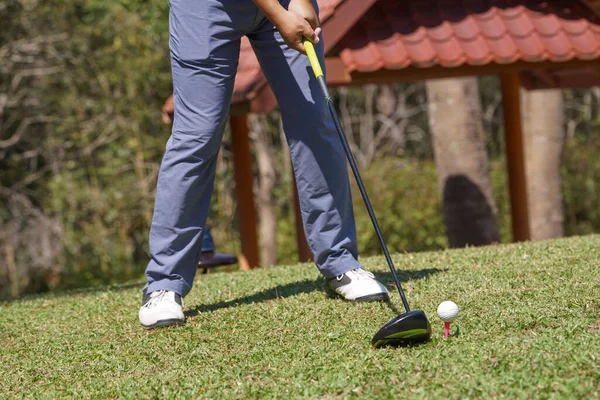 Golfer Παίζουν Γκολφ Παιχνίδι Και Χτύπημα Πάει Στο Πράσινο Γρασίδι — Φωτογραφία Αρχείου