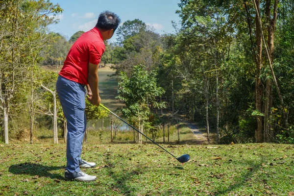 Golfer Παίζουν Γκολφ Παιχνίδι Και Χτύπημα Πάει Στο Πράσινο Γρασίδι — Φωτογραφία Αρχείου