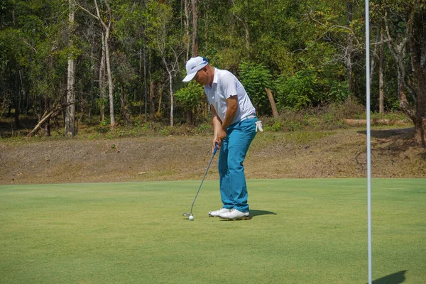 Golfisté Dávají Golf Večerního Golfového Hřiště Backglound Golfista Odpaluje Golfový — Stock fotografie