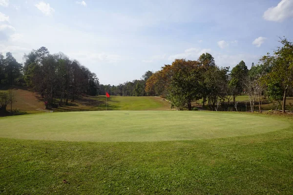 Krajobraz Pięknego Pola Golfowego Zachodzie Słońca Wsi Czerwona Flaga Polu — Zdjęcie stockowe