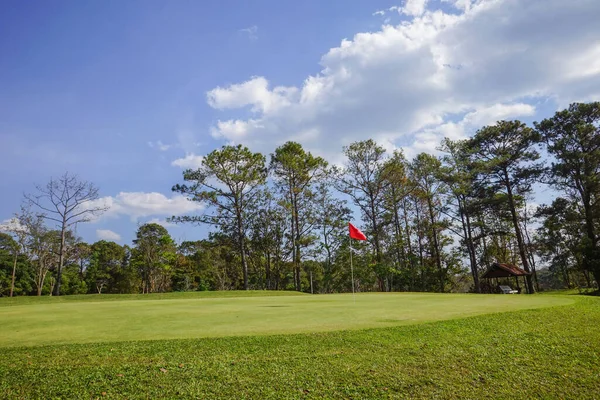 Landschaft Eines Wunderschönen Golfplatzes Bei Sonnenuntergang Der Landschaft Rote Flagge — Stockfoto