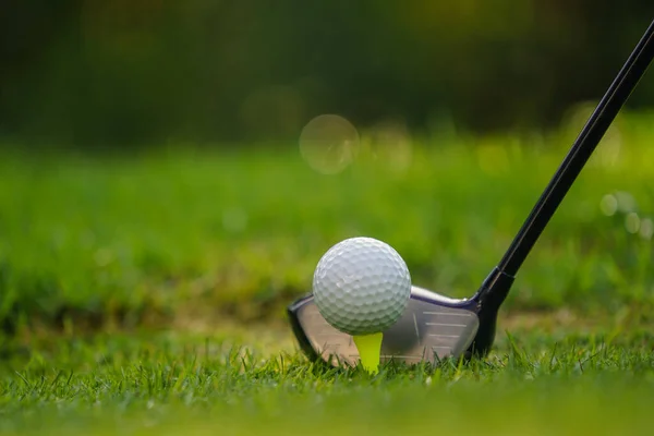 Club Golf Pelota Golf Tee Cerca Campo Hierba Con Sol — Foto de Stock