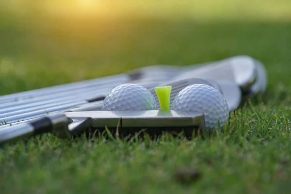 Golf Ekipmanları Yeşil Çimlerde Golf Golf Sopası Yeşil Çimlerin Üzerinde — Stok fotoğraf